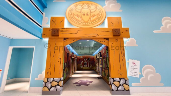 東京ディズニーリゾート・トイ・ストーリーホテルのウッディがテーマのエレベーターホールの入口