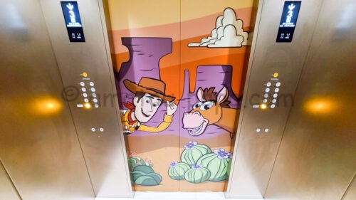 東京ディズニーリゾート・トイ・ストーリーホテルのウッディがテーマのエレベーター