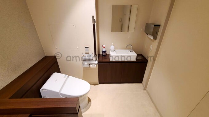 京都ホテル ウエルカムラウンジの化粧直しスペースのある個室トイレ