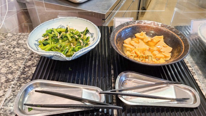 ザ パーク フロント ホテル アット ユニバーサル・スタジオ・ジャパンの朝食ブッフェ「小松菜のお浸し、筍の土佐煮」