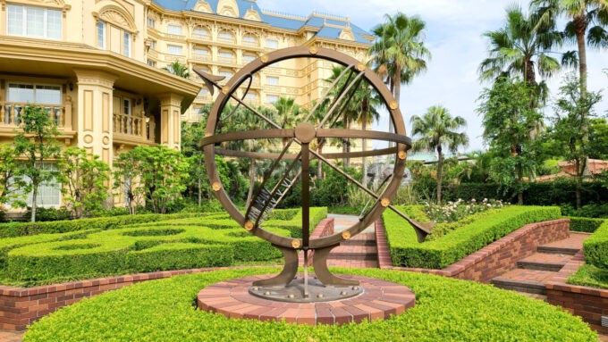 東京ディズニーランドホテルの「ミスティマウンテンズ・プール」の庭園にある時計風オブジェ
