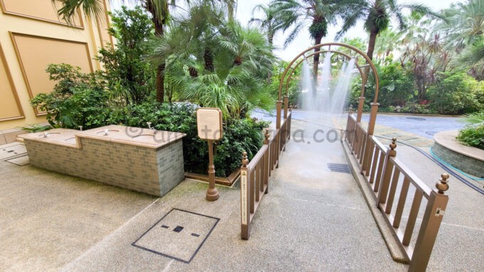 東京ディズニーランドホテルの「ミスティマウンテンズ・プール」のシャワー入口