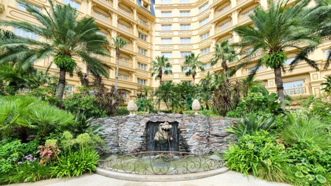 東京ディズニーランドホテルの「ミスティマウンテンズ・プール」にあるチクタクワニの噴水とピーターパンとフック船長のトピアリー