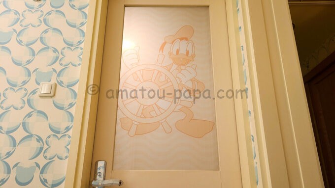 ディズニーアンバサダーホテル「ドナルドダックルーム」のお風呂のドア