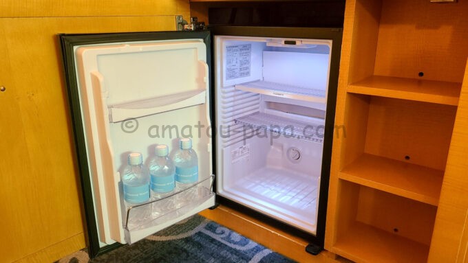 ディズニーアンバサダーホテル「ドナルドダックルーム」の冷蔵庫（無料のミネラルウォーター）