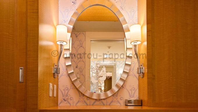 ディズニーアンバサダーホテル「ドナルドダックルーム」の化粧台に描かれているドナルドとデイジー