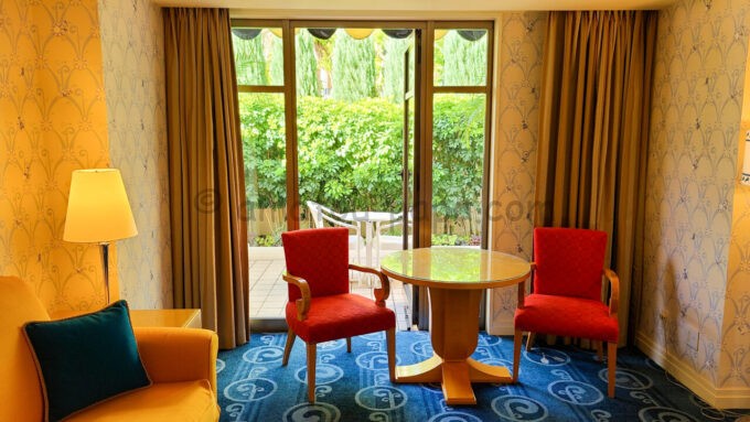 ディズニーアンバサダーホテル「ドナルドダックルーム」の椅子とテーブル、パティオ（テラス・庭）の雰囲気