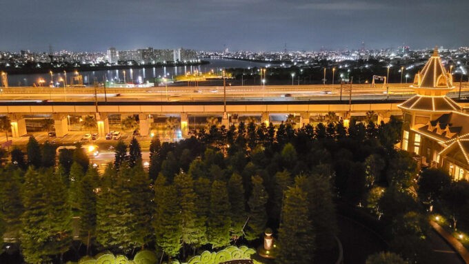 東京ディズニーランドホテル「ディズニー美女と野獣ルーム」からの夜景（首都高湾岸線、京葉線方面）