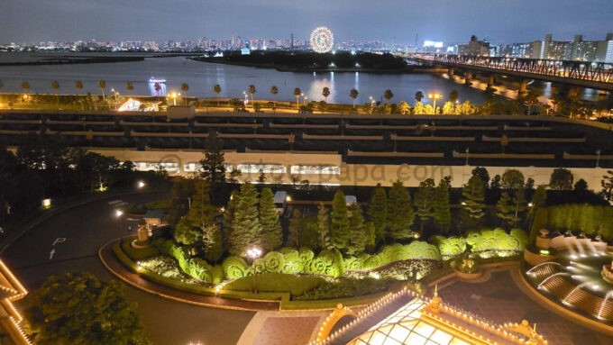 東京ディズニーランドホテル「ディズニー美女と野獣ルーム」からの夜景（葛西臨海公園、東京方面）