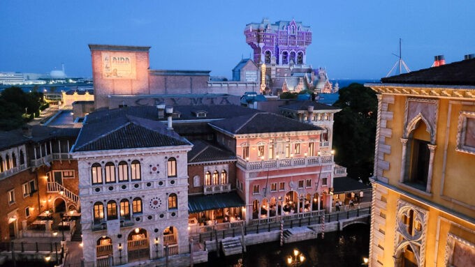 東京ディズニーシー・ホテルミラコスタ「ヴェネツィア・サイド テラスルーム」からの夜景（タワー・オブ・テラー方面）