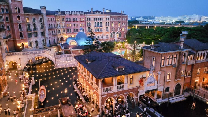 東京ディズニーシー・ホテルミラコスタ「ヴェネツィア・サイド テラスルーム」からの夜景（テルメ・ヴェネツィア方面）