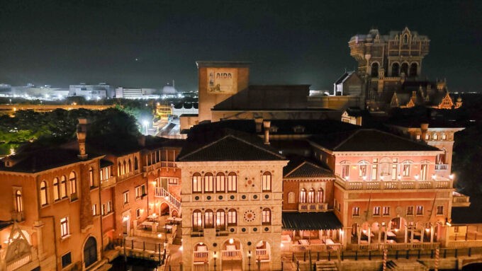 東京ディズニーシー・ホテルミラコスタ「ヴェネツィア・サイド テラスルーム」からの閉園後の夜景（タワー・オブ・テラー方面）