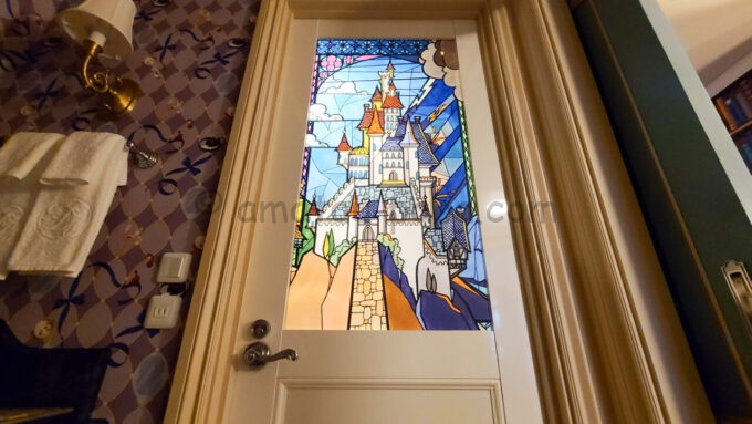 東京ディズニーランドホテル「ディズニー美女と野獣ルーム」のステンドグラス風のドア（お風呂）