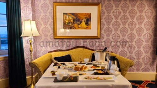 東京ディズニーランドホテル「ディズニー美女と野獣ルーム」で食べるルームサービスのディナーコース