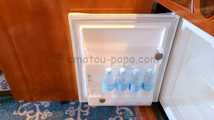 東京ディズニーシー・ホテルミラコスタ「ヴェネツィア・サイド テラスルーム」の冷蔵庫にある無料のミネラルウォーター