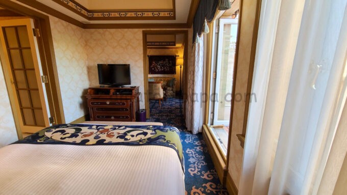 東京ディズニーシー・ホテルミラコスタ「ヴェネツィア・サイド テラスルーム」の寝室の雰囲気