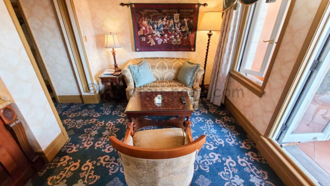 東京ディズニーシー・ホテルミラコスタ「ヴェネツィア・サイド テラスルーム」にある椅子とソファーとテーブル