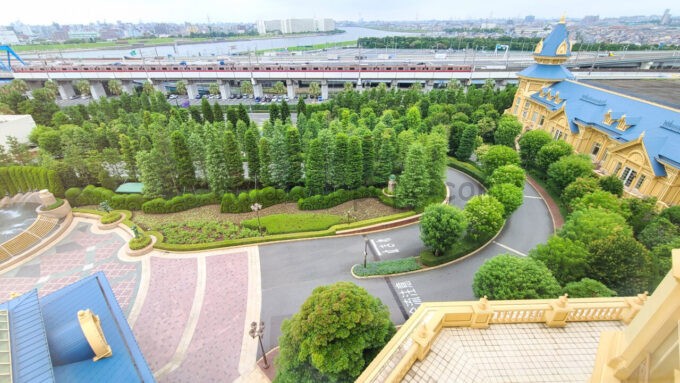 東京ディズニーランドホテル「ディズニー美女と野獣ルーム」からの眺め（首都高湾岸線、京葉線方面）