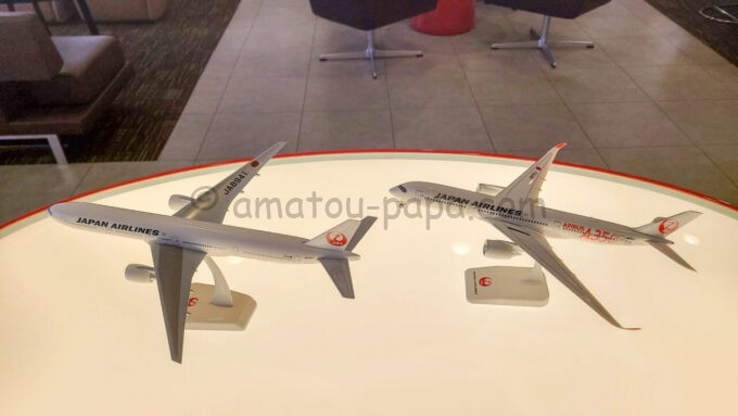 USJ（ユニバーサル・スタジオ・ジャパン）のJALラウンジに飾られている飛行機の模型（横から）