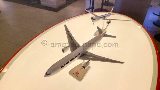 USJ（ユニバーサル・スタジオ・ジャパン）のJALラウンジに飾られている飛行機の模型（前面から）