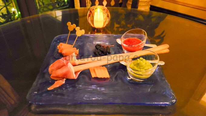 東京ディズニーシー・ホテルミラコスタの専用ラウンジ「サローネ・デッラミーコ」でカクテルタイムに提供されるウェルカムプレート