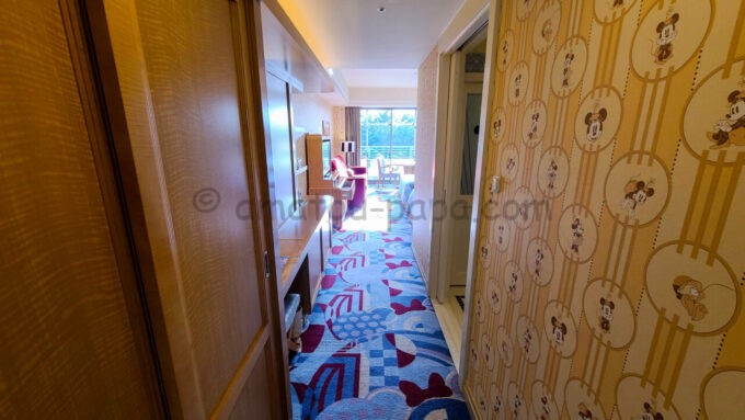 ディズニーアンバサダーホテル「ミニーマウスルーム」に入室した直後の雰囲気