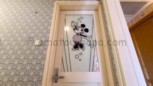 ディズニーアンバサダーホテル「ミニーマウスルーム」のお風呂のドア