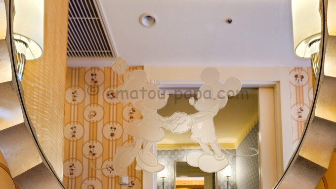 ディズニーアンバサダーホテル「ミニーマウスルーム」の化粧台に描かれているミッキーマウスとミニーマウス