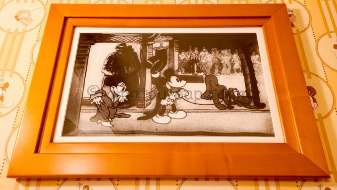 ディズニーアンバサダーホテル「ミニーマウスルーム」に飾られているミニー、ミッキー、プルートの絵