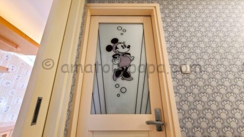 ディズニーアンバサダーホテル「ミニーマウスルーム」のトイレのドア