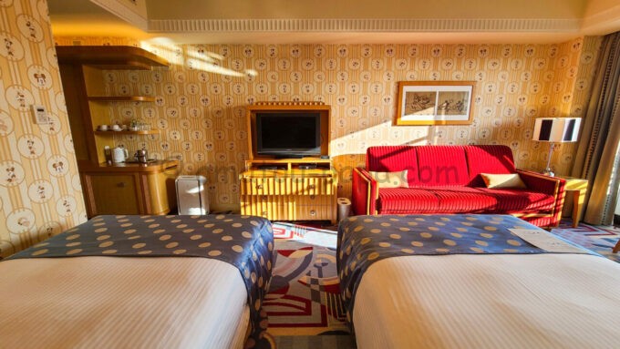 ディズニーアンバサダーホテル「ミニーマウスルーム」のテレビとソファー