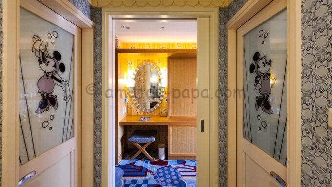 ディズニーアンバサダーホテル「ミニーマウスルーム」の風呂とトイレにミニーマウスが描かれているドア