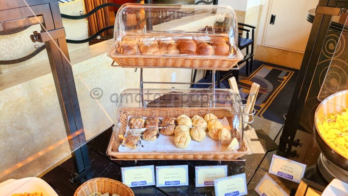 ディズニーアンバサダーホテルのハイピリオン・ラウンジの朝食「パン」