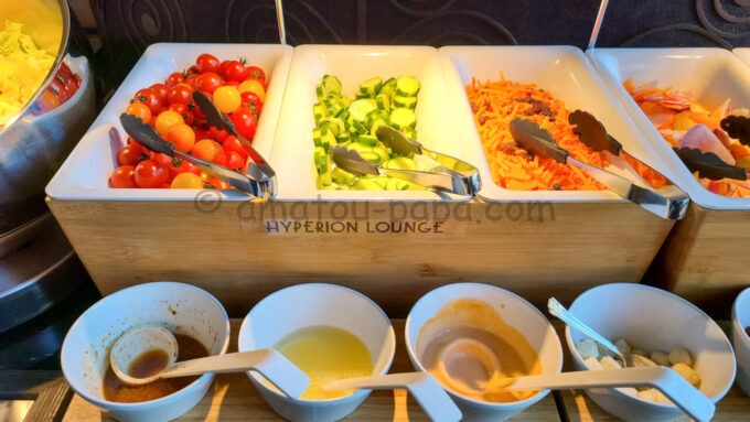 ディズニーアンバサダーホテルのハイピリオン・ラウンジの朝食「チェリートマト、キュウリ、キャロットサラダ」