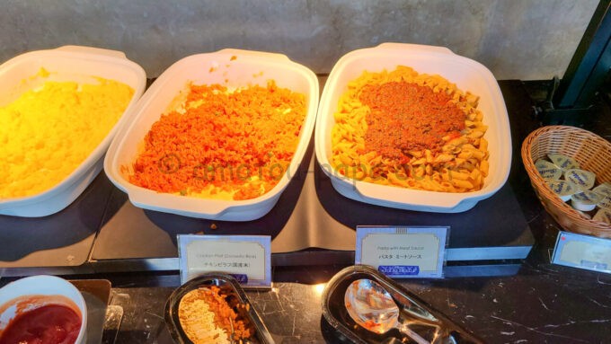 ディズニーアンバサダーホテルのハイピリオン・ラウンジの朝食「チキンピラフ（国産米）とパスタ ミートソース」