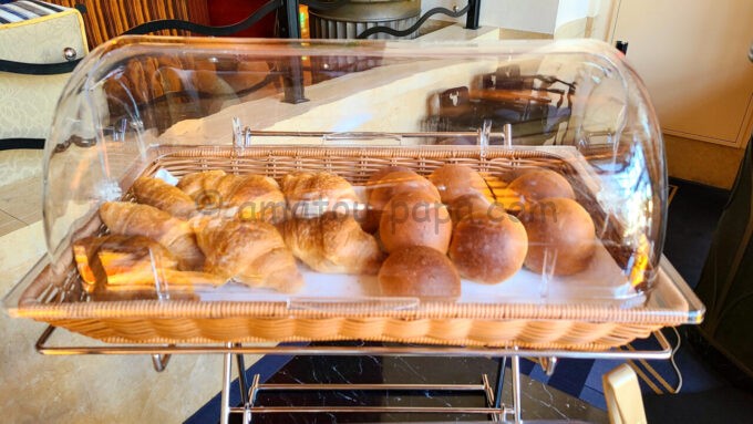 ディズニーアンバサダーホテルのハイピリオン・ラウンジの朝食「クロワッサンとバターロール」