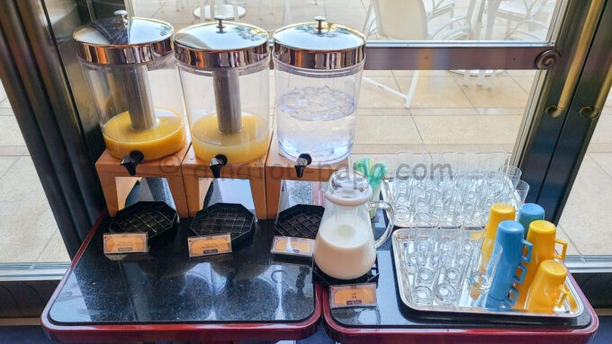 ディズニーアンバサダーホテルのハイピリオン・ラウンジの朝食「ドリンク（オレンジ、アップル、水、ミルク）」