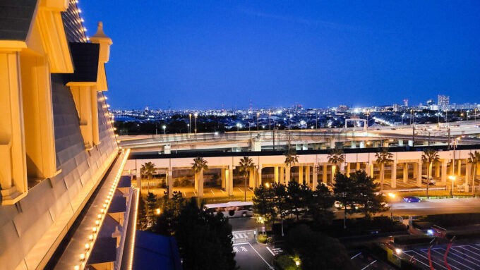 東京ディズニーランドホテル「タレットルーム（7階）（ツイン）」から眺める高速道路の夜景