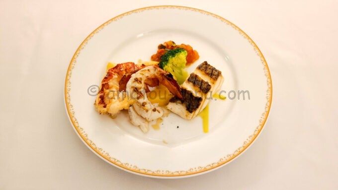 東京ディズニーランドホテルのルームサービス「オマール海老と真鯛のグリル ロブスターソース」