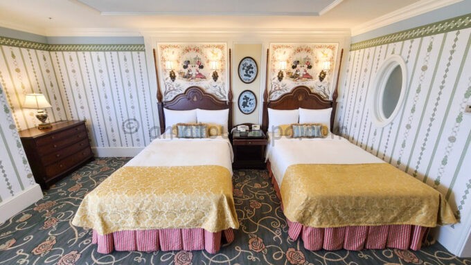 東京ディズニーランドホテル「タレットルーム（7階）（ツイン）」のベッド
