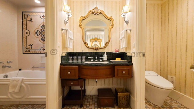 東京ディズニーランドホテル「タレットルーム（7階）（ツイン）」の風呂、洗面台、トイレ