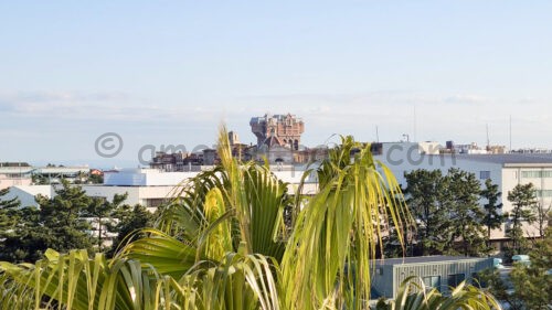 ディズニーアンバサダーホテル「ミニーマウスルーム」から眺めるホーンテッドマンション
