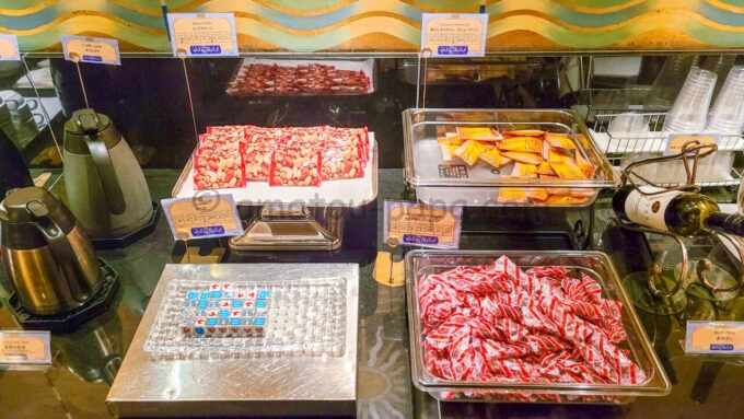 ディズニーアンバサダーホテル「アンバサダーラウンジ」のカクテルタイムに提供されるお菓子＆おつまみ