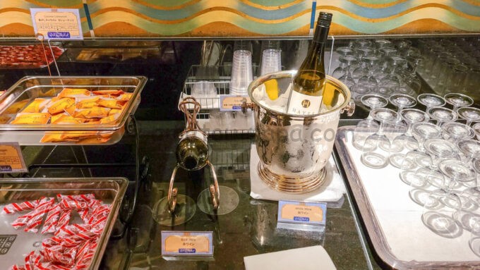 ディズニーアンバサダーホテル「アンバサダーラウンジ」のカクテルタイムに提供される赤ワインと白ワイン