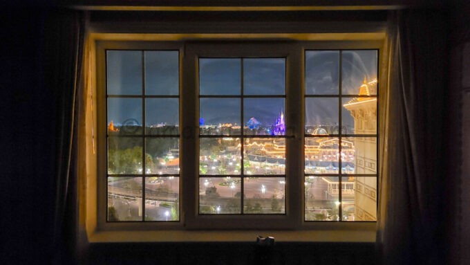 東京ディズニーランドホテル「コンシェルジュ デラックスルーム（パークビュー）」の窓から眺める夜景（プロメテウス火山とシンデレラ城）