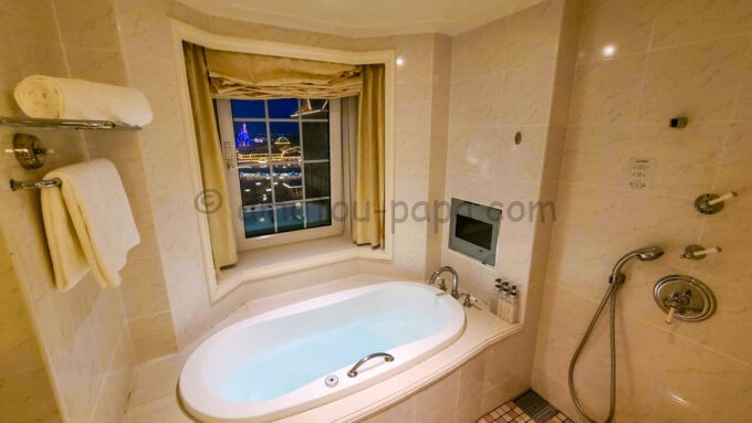 東京ディズニーランドホテル「コンシェルジュ デラックスルーム（パークビュー）」のお風呂の雰囲気（夜景）