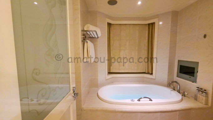 東京ディズニーランドホテル「コンシェルジュ デラックスルーム（パークビュー）」のカーテンを閉めた時のお風呂の雰囲気