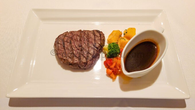 東京ディズニーシー・ホテルミラコスタのルームサービス「牛フィレ肉のグリル（130g） 彩り野菜添え（赤ワインソースまたはテリヤキソース）」
