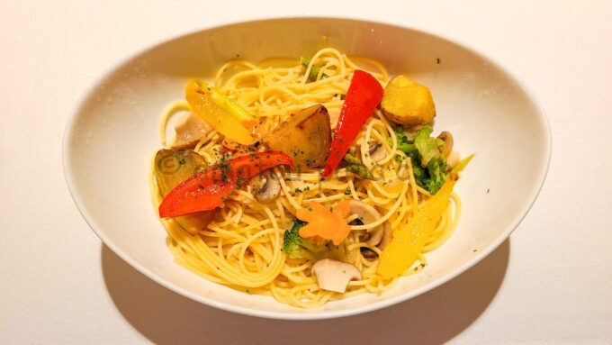 東京ディズニーシー・ホテルミラコスタのルームサービス「彩り野菜のスパゲッティ ペペロンチーノ」
