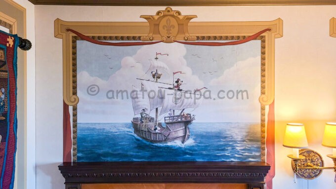 東京ディズニーシー・ホテルミラコスタ トスカーナ・サイド「カピターノ・ミッキー・スーペリアルーム（ディズニーシー・アクアスフィアビュー）」のベッド上に描かれている船の絵